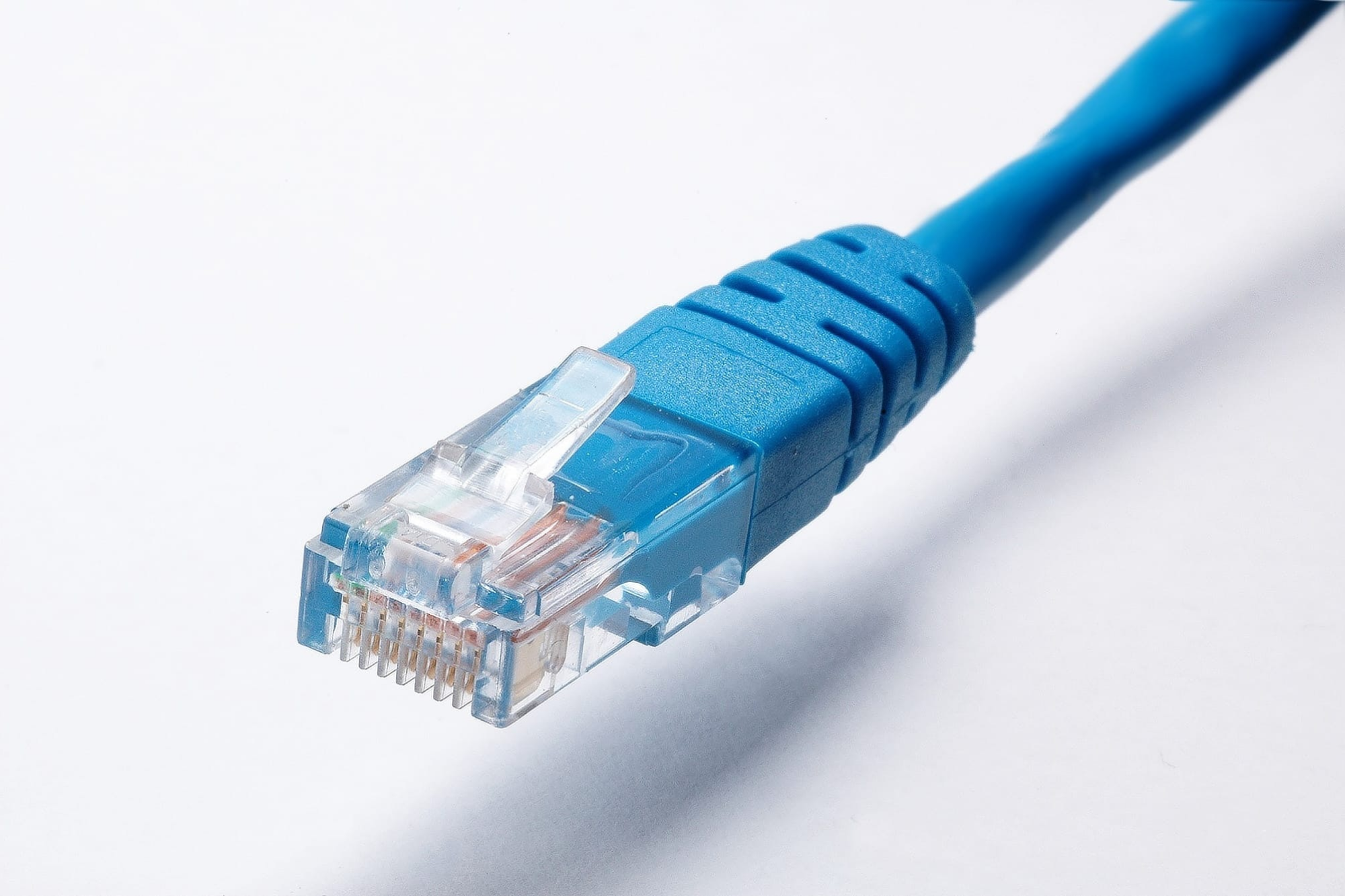 Соединение сетевого интернет кабеля. Сетевой порт Ethernet (RJ-45). Порт lan RJ-45. Провод изернет. Сетевой кабель Cat 6.